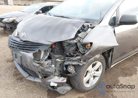 2011 Toyota Sienna z USA, uszkodzony, nr VIN 5TDKA3DC7BS008205